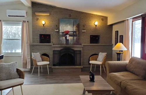 Caledon House | Charming 4-bedroom house in Caledon East with WiFi, AC