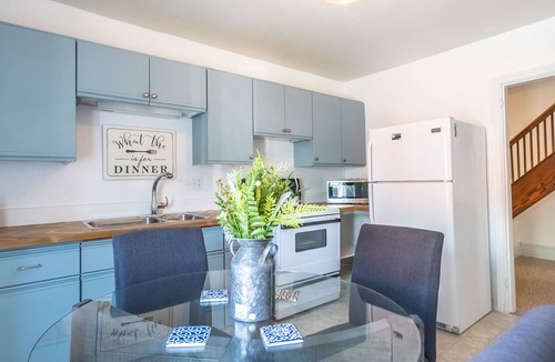 Midland House | Charming 4 bedroom Downtown Authentic Apartment