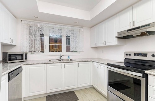 Durham Region House | Charming 4-bedroom house with Central air and WiFi in Oshawa