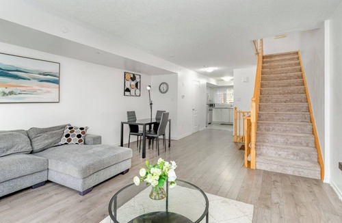 Durham Region House | Charming 4-bedroom house with Central air and WiFi in Oshawa