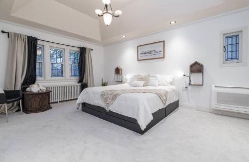 Forest Hill South Villa | Charming 5-Bedroom Forest Hill Home