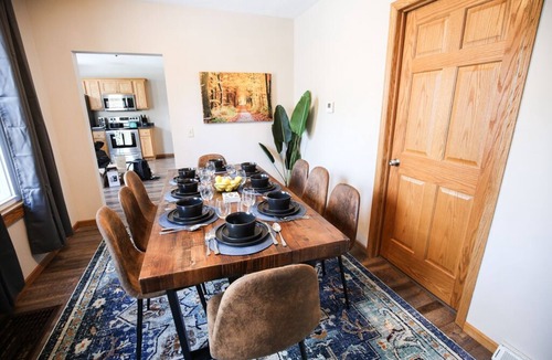 West Seventh House | Charming and Historic 5BR Near DT, Irvine Park and Cathedral Hill
