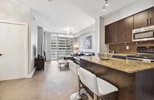 Toronto Entertainment District Apartment | Charming & Bright 1Bed + Den & 1 Bath Condo