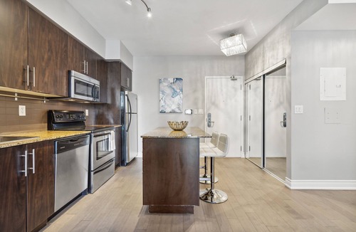 Toronto Entertainment District Apartment | Charming & Bright 1Bed + Den & 1 Bath Condo