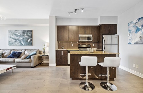 Toronto Entertainment District Apartment | Charming & Bright 1Bed + Den & 1 Bath Condo