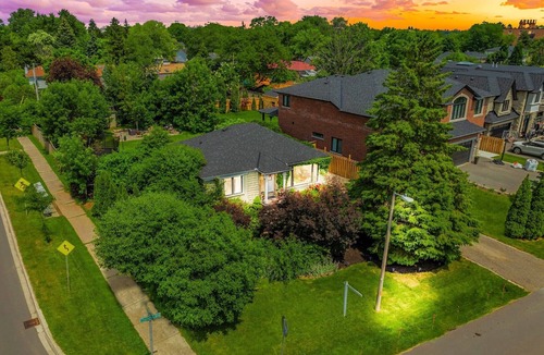 Oakville House | Charming bungalow centrally located in East Oakville