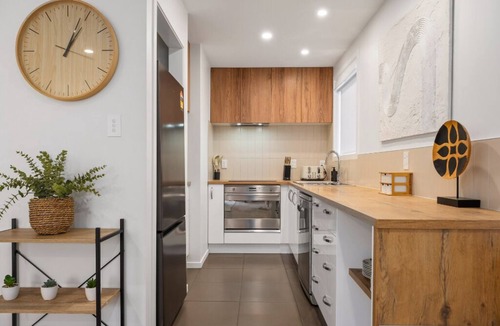 Linwood House | Charming Central Stay - Cosy Comfort and Free Parking