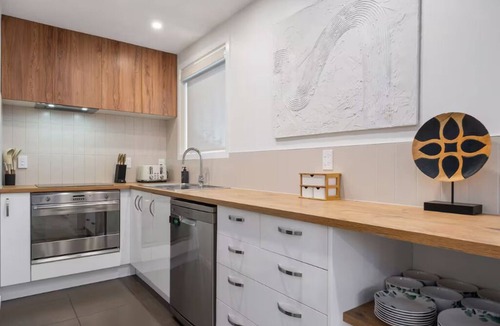 Linwood House | Charming Central Stay - Cosy Comfort and Free Parking