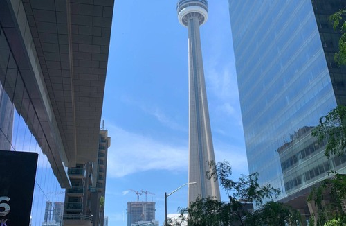 Toronto Entertainment District Condo | Charming CN Tower view condo, steps to Scotiabank Arena and Rogers Centre