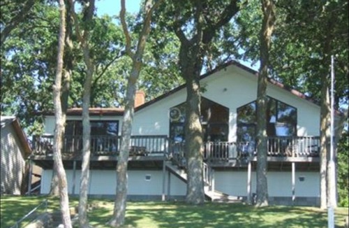 Detroit Lakes Cottage | Charming cottage with vast views on Pelican Lake
