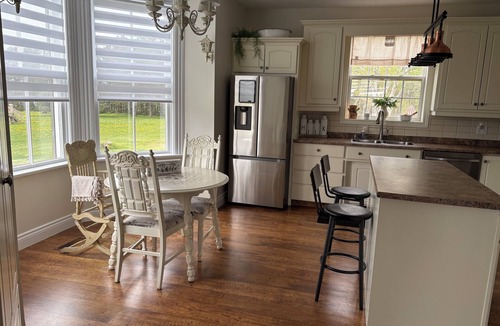 Augustine Cove House | Charming Farmhouse on 2 acres, Sleeps 8. Only 5 mins from the beach