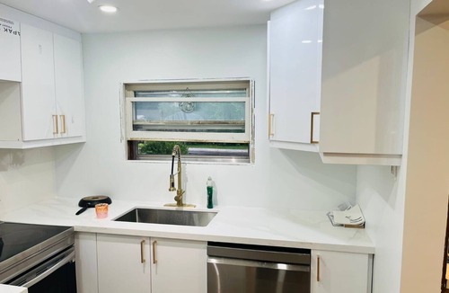 Brantford House | Charming fully-furnished house in a serene neighbourhood w/greenery and lakes.