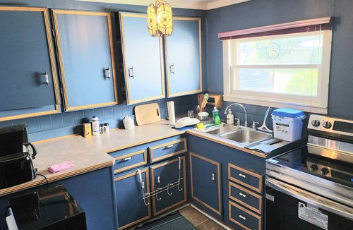 Brantford House | Charming Furnished Bungalow with high speed internet and Gorgeous Lawn