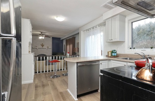 Oakville House | Charming Group Getaway Home Near the Lake – Perfect for Holidays & Reunions!