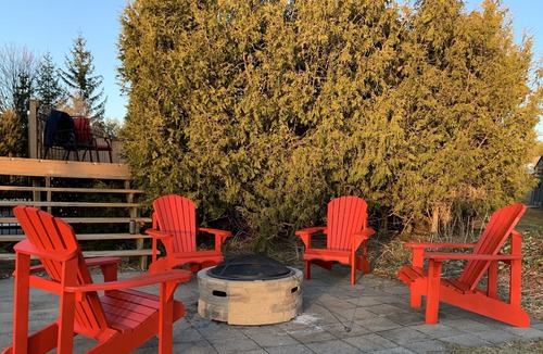 Meaford Cottage | Charming hilltop lake view cottage mins from beach