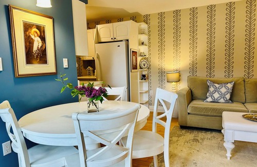 Amherstview House | Charming historic 2-bedroom coachhouse in Kingston