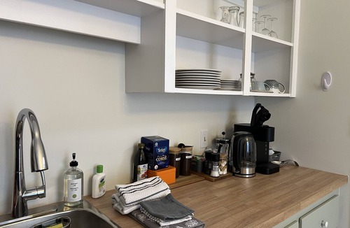 Cobourg House | Charming historic building mins walk to beach, downtown, train and amenities