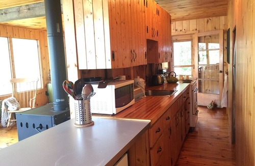 Addington Highlands Cottage | Charming Lake Weslemkoon Retreat