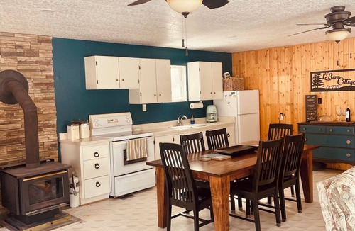Magnetawan Cottage | Charming Private Lakefront Cottage - Ideal for Nature Lovers & Fishermen