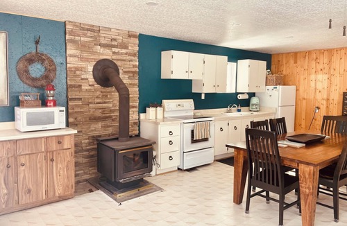 Magnetawan Cottage | Charming Private Lakefront Cottage - Ideal for Nature Lovers & Fishermen