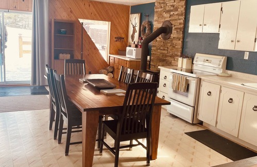 Magnetawan Cottage | Charming Private Lakefront Cottage - Ideal for Nature Lovers & Fishermen
