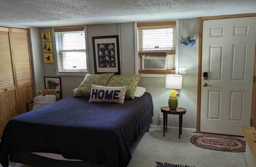 Uptown Apartment | Charming studio in Uptown Minneapolis near Lake of the Isles