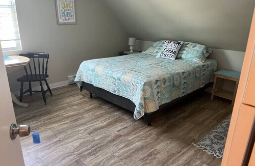 Old Orchard Beach Bed & Breakfast | Charming Top-Floor Queen Room with Sloped Ceilings, Walk to the Beach