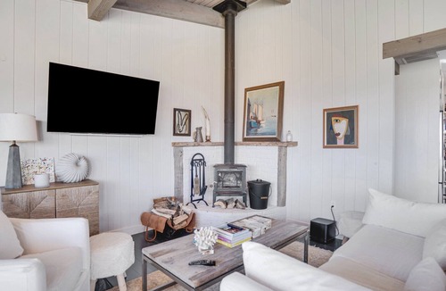 East Hampton House | Charming Waterfront Escape: A Chic East Hampton Cottage with Private Beach,.