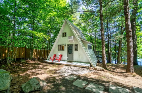Lake of Bays Cottage | Charming Waterfront Cottage in Muskoka, Pedal Boat, Firepit, A-Frame Bunkie