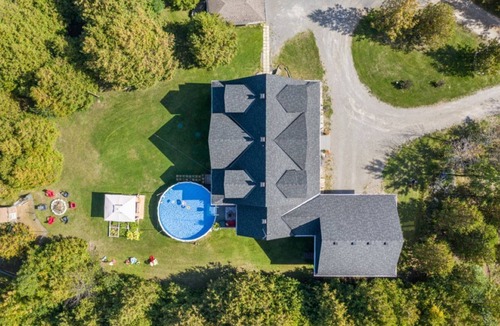 Beckwith House | Chateau Jan - Walkout Apartment on 2.65 Acres (Child Friendly)