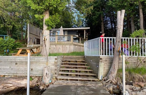 Stone Mills Cottage | Cheerful 2 bedroom (plus bunkie) cottage right on Beaver Lake