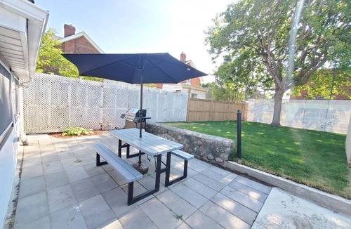 Cobourg House | Cheerful 2-BR Backyard Home, Mins to Beach & Lake