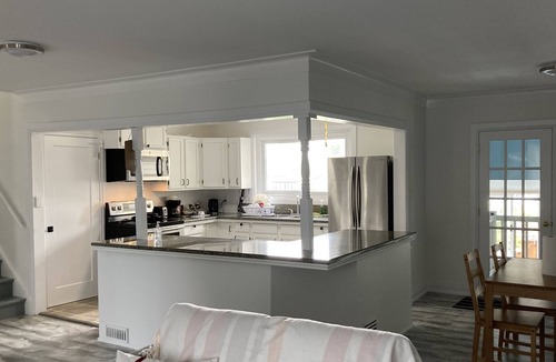 Belleville House | Cheerful 3 Bedroom house with indoor heated pool