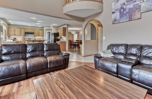 Chestermere House | Cheerful 5-bedroom home close to Chestermere lake