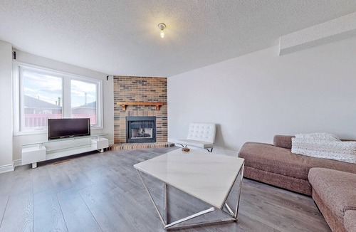 Seven Oaks House | Cheerful and Spacious 6 Bedroom and 4 Bathroom House
