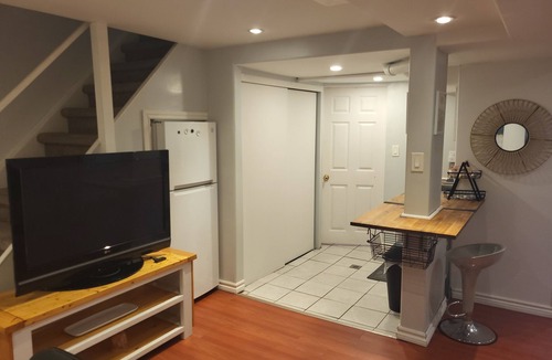 Ajax House | Cheerful Bright Home (Sleeps up to 12ppl)