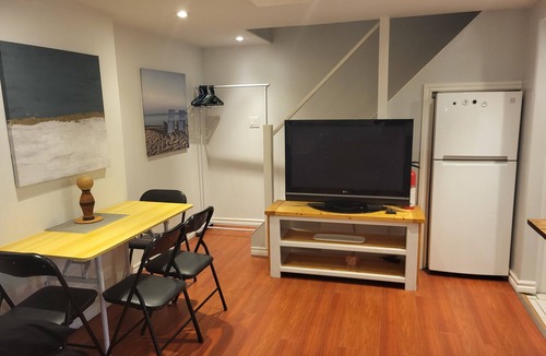 Ajax House | Cheerful Bright Home (Sleeps up to 12ppl)