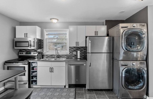 Bridgeview House | Cheerful Family Home 3 mins drive to UWindsor