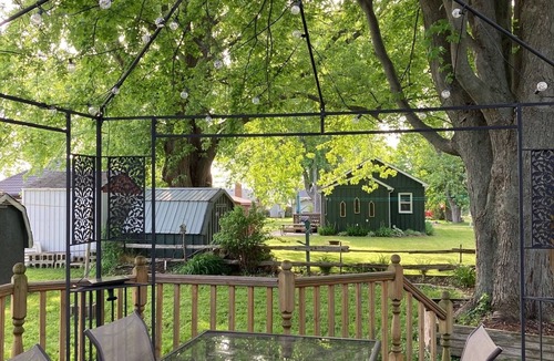 South Huron Cottage | Cheerful Grand Bend cottage steps to the beach!
