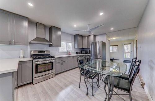 Kawartha Lakes Cottage | Cheerful Lakefront 3 Bedroom Cottage with Firepit