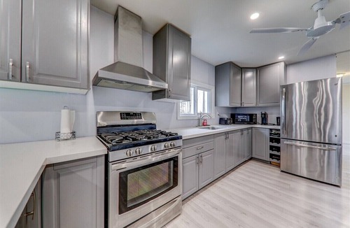 Kawartha Lakes Cottage | Cheerful Lakefront 3 Bedroom Cottage with Firepit