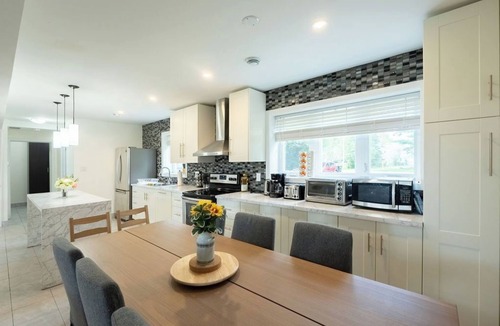 Severn Cottage | Cheerful Water Front 5-Bedroom with Fireplace