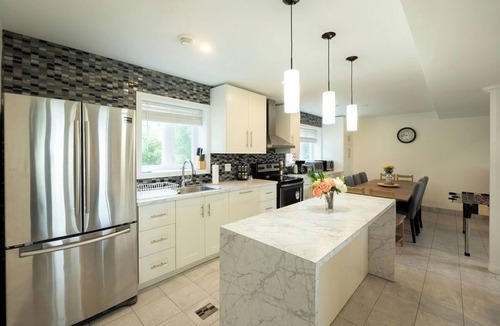 Severn Cottage | Cheerful Water Front 5-Bedroom with Fireplace