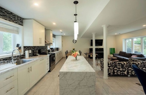 Severn Cottage | Cheerful Water Front 5-Bedroom with Fireplace