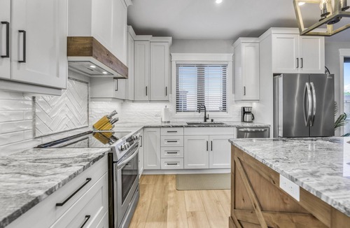 Grand Bend House | Chello’s Grand Villa, Grand Bend Beach- Steps from the Strip