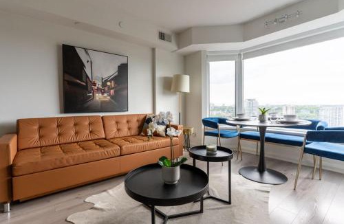 Bloor-Yorkville House | Chic 1BR plus Den Condo Near ROM and CN Tower