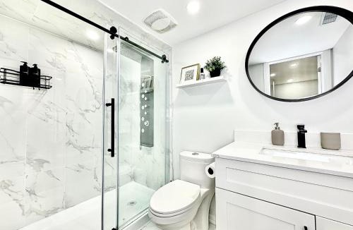 Churchill Meadows House | Chic 2Br Basement Haven for Families - Fast Wi-Fi