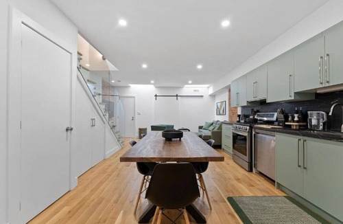 The Danforth Apartment | Chic 2BR Top-Floor Retreat w/Rooftop Near Subway