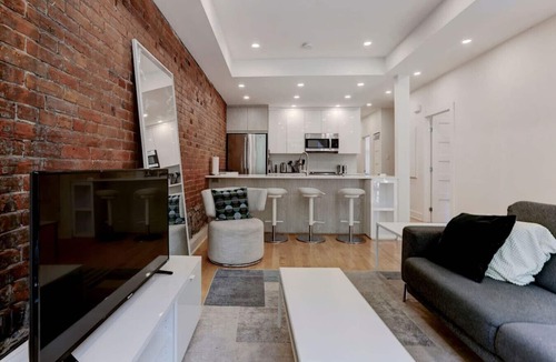 Milton Park Apartment | Chic 4BR Plateau Haven | Heart of Montreal