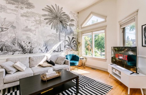 West Edmonton Apartment | Chic Central 4BDRM Home-King Bed-AirHockey-Mins DT